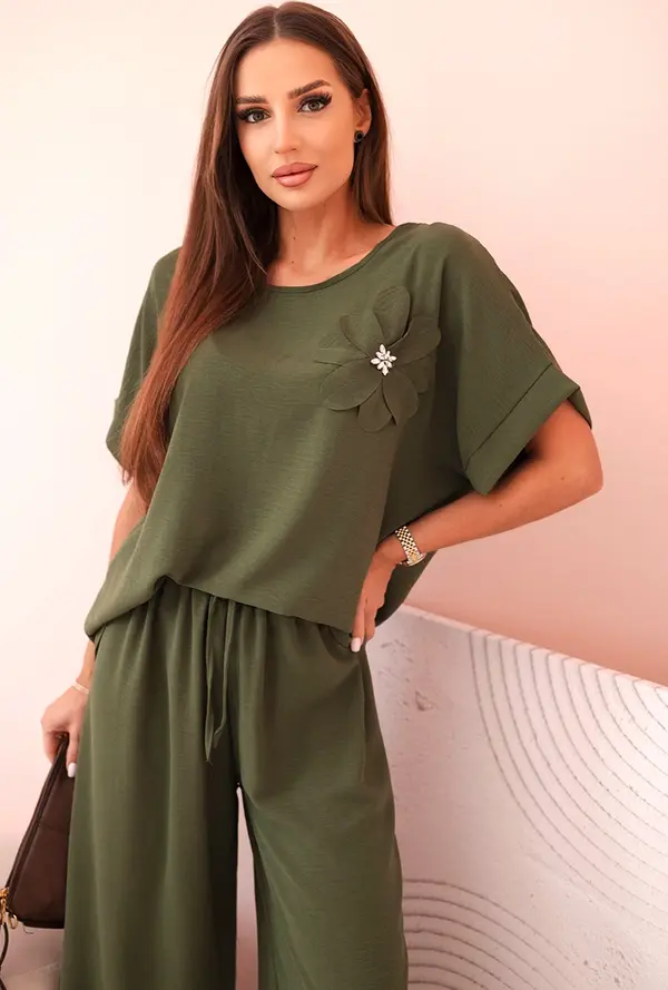 Kesi Włoski Kesi Włoski Women's viscose set with decorative flower and wide trousers - khaki