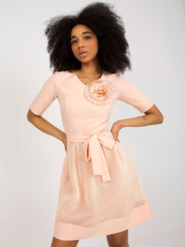 Fashionhunters Коктейлна рокля от праскова с колан