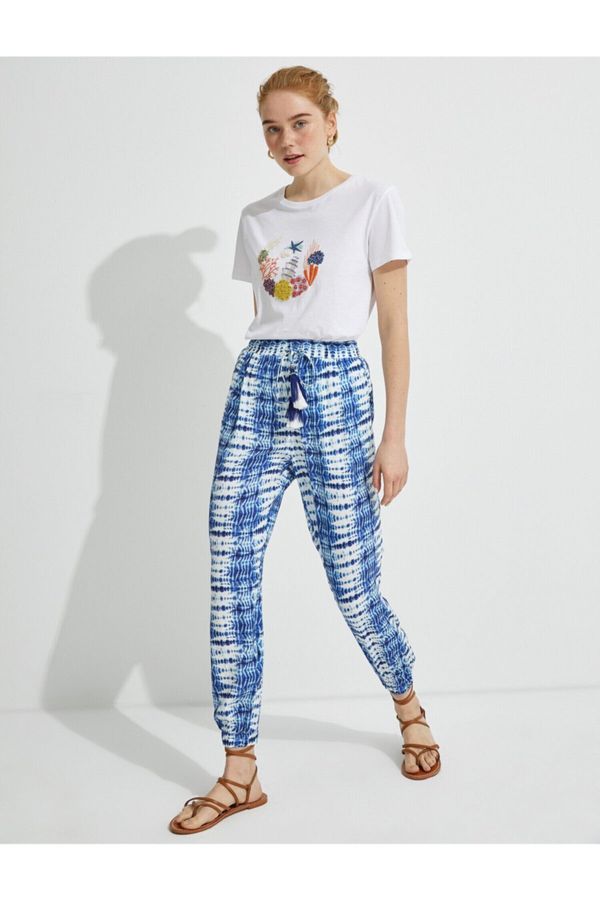 Koton Koton ръчно изработени панталони вратовръзка шарени пискюл детайл.