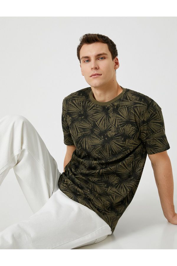 Koton Koton Тениска с абстрактен принт, къс ръкав с обло деколте, тънко прилягане.