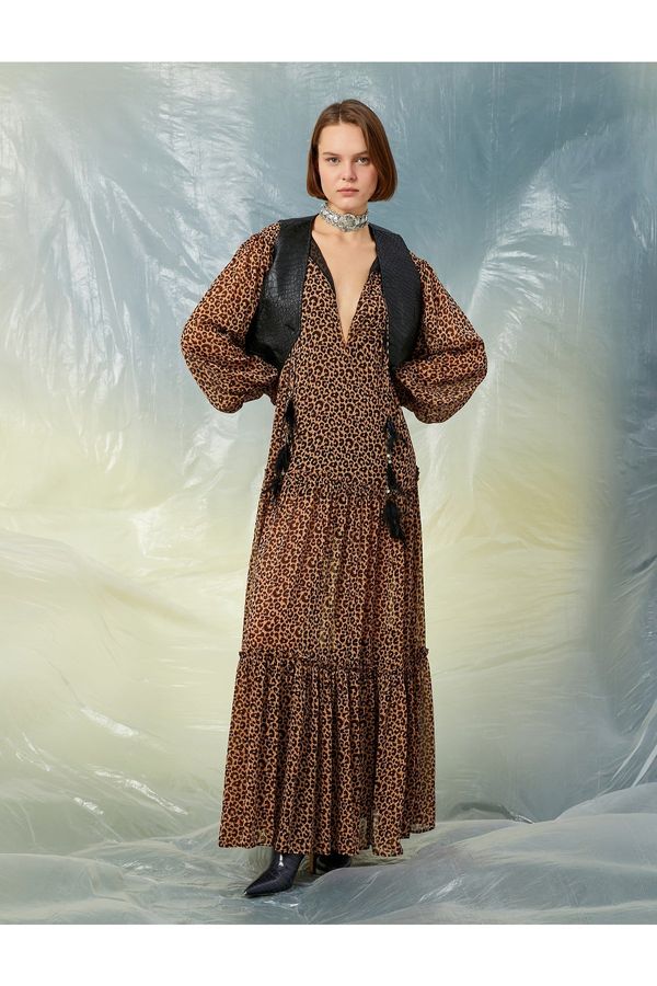 Koton Koton X - Подробна дълбока дълга рокля с V-образно деколте