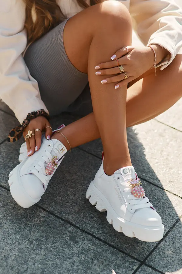 CheBello Кожени кецове с декоративна брошка ананас CheBello 4651 бели