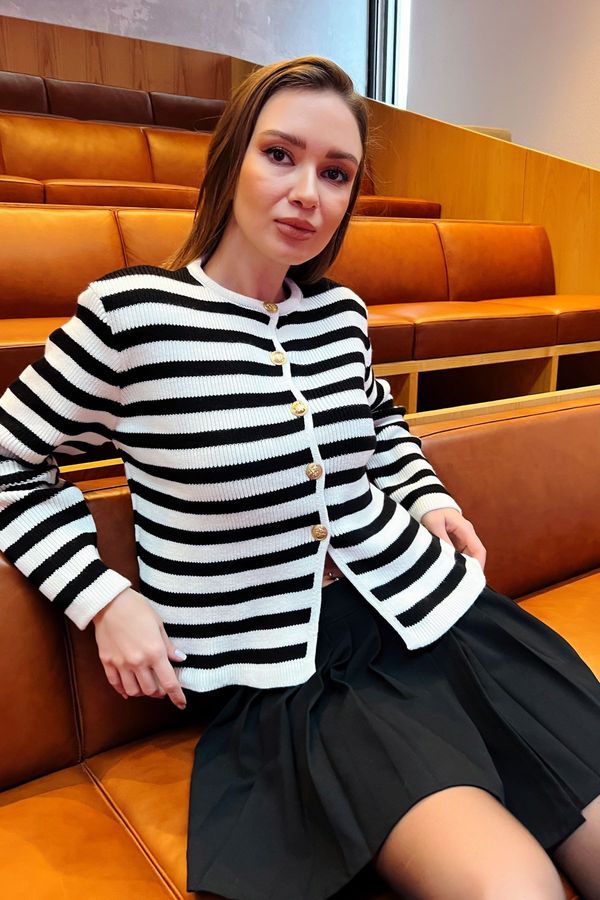 Lafaba Lafaba жените бели райета екипажа врата подплатени злато бутон подробни трикотаж жилетка.