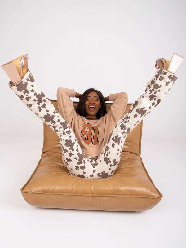 Fashionhunters Long beige sweatshirt with Suzanne