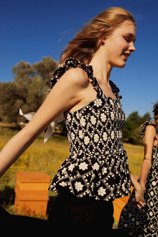 DEFACTO Lug Von Siga x DeFacto Fitted Square Neck Patterned Embroidery Sleeveless Blouse