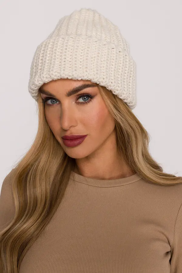 Made Of Emotion Made Of Emotion Woman's Beanie made of soft, chunky-knit yarn - ecru