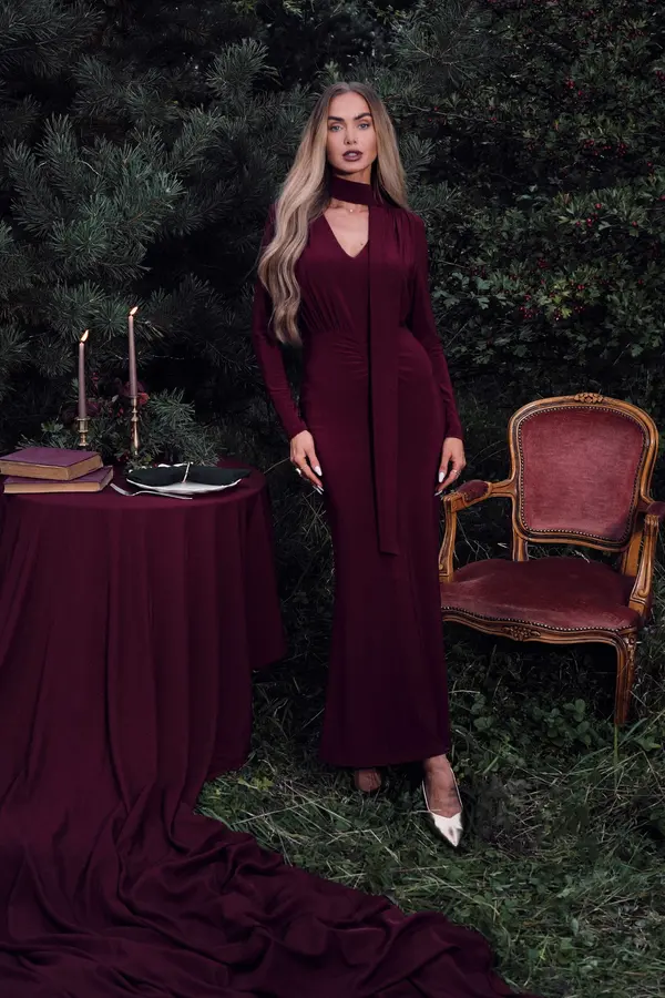 Made Of Emotion Made Of Emotion Woman's Elegant maxi dress with a sash - maroon