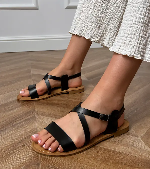 marka niezdefiniowana marka niezdefiniowana Black flat sandals with strap Kallis