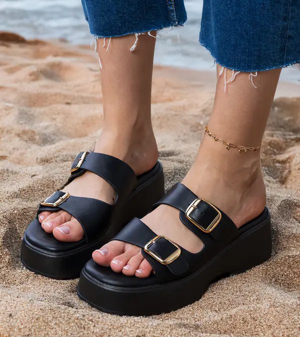 marka niezdefiniowana marka niezdefiniowana Black flip-flops with buckles on straps Wollis