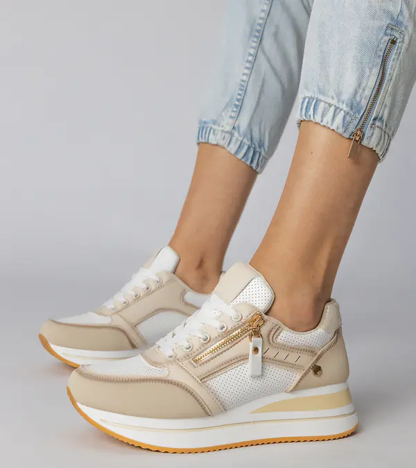 D/CEO marka niezdefiniowana White sneakers with gold detail and studs Urlana