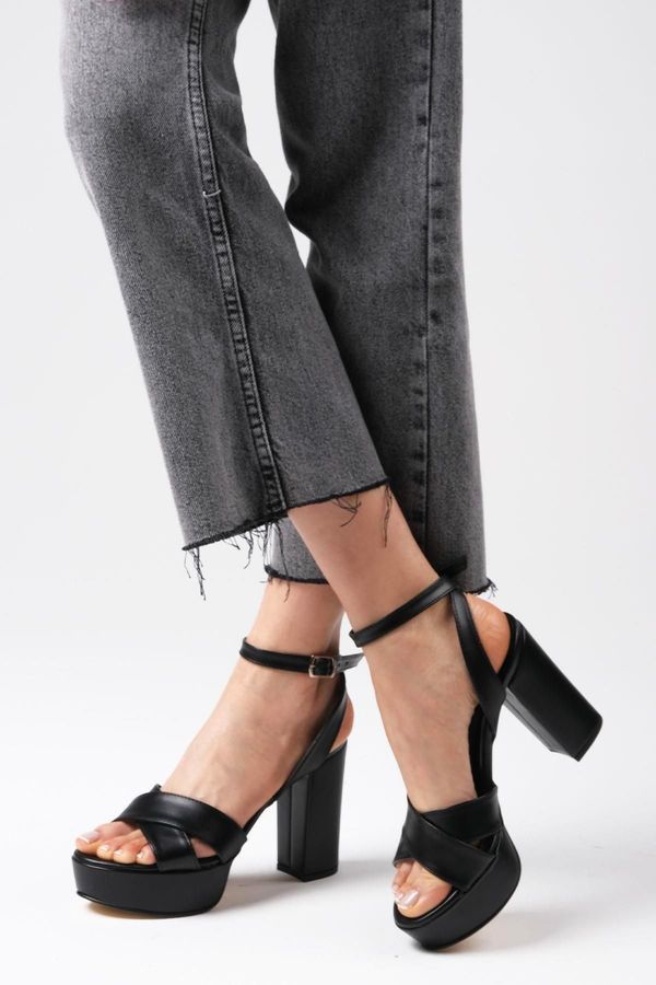 Mio Gusto Mio Gusto Ellis Women's Black Cross-Blade Platform Heeled Sandals