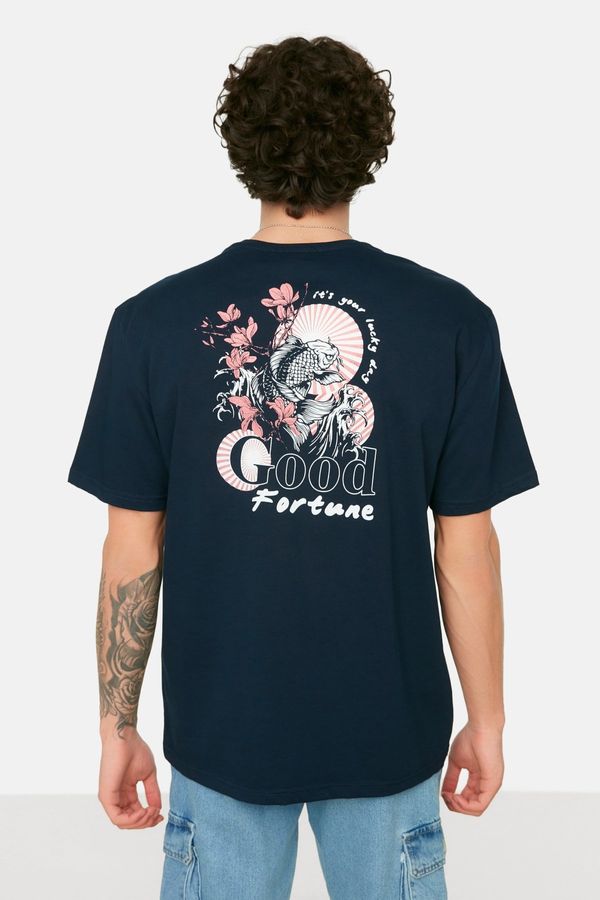 Trendyol Модерен тъмносин мъжки спокоен/удобен кройка, къс ръкав, Далечния изток отпечатани 100% памук тениска