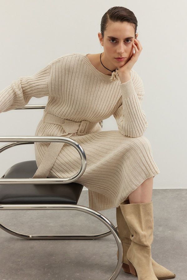 Trendyol Модерна бежова мини трикотажна рокля с колан