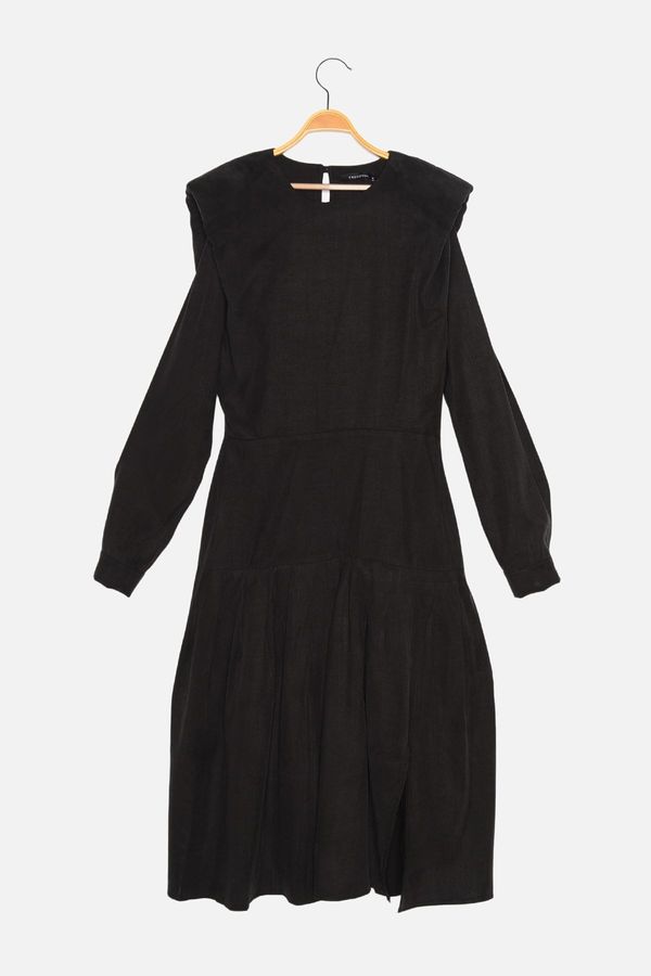 Trendyol Модерна черна вталена плисирана рокля