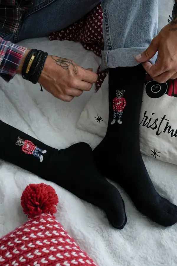 Milena Мъжки чорапи с мече в пуловер