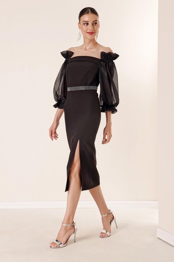 By Saygı От Saygı Square Collar Organza с цепка отпред и рокля с колан на талията в черно.