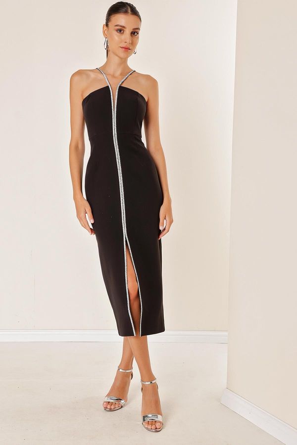 By Saygı От Saygı Stone Подробна вечерна рокля от креп с цепка отпред. Интерлайнинг.