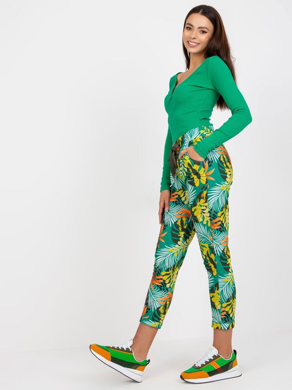 Fashionhunters Панталон със зелени шарки с джобове