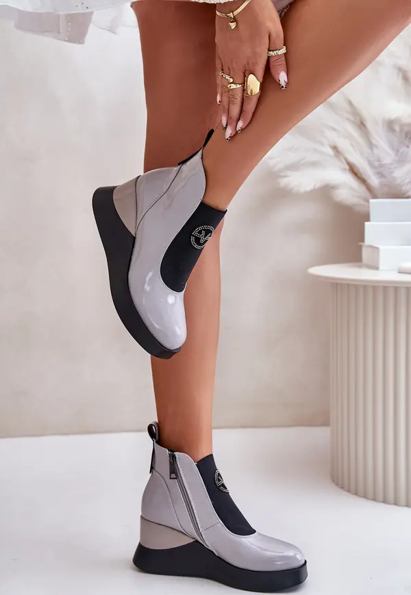 VINCEZA Patent leather ankle boots with Vinceza insulation in grey