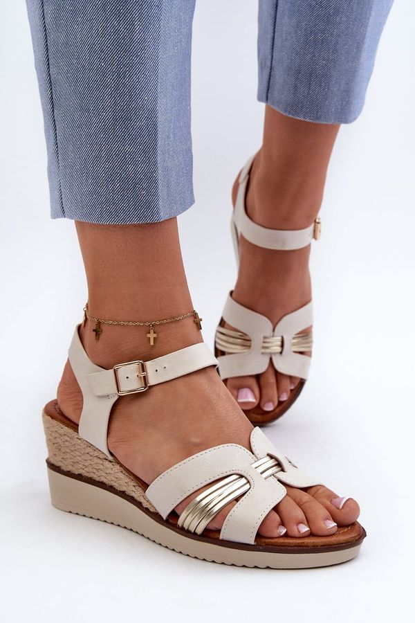 PE1 PE1 Дамски сандали на танкетка с тъкана златна звезда