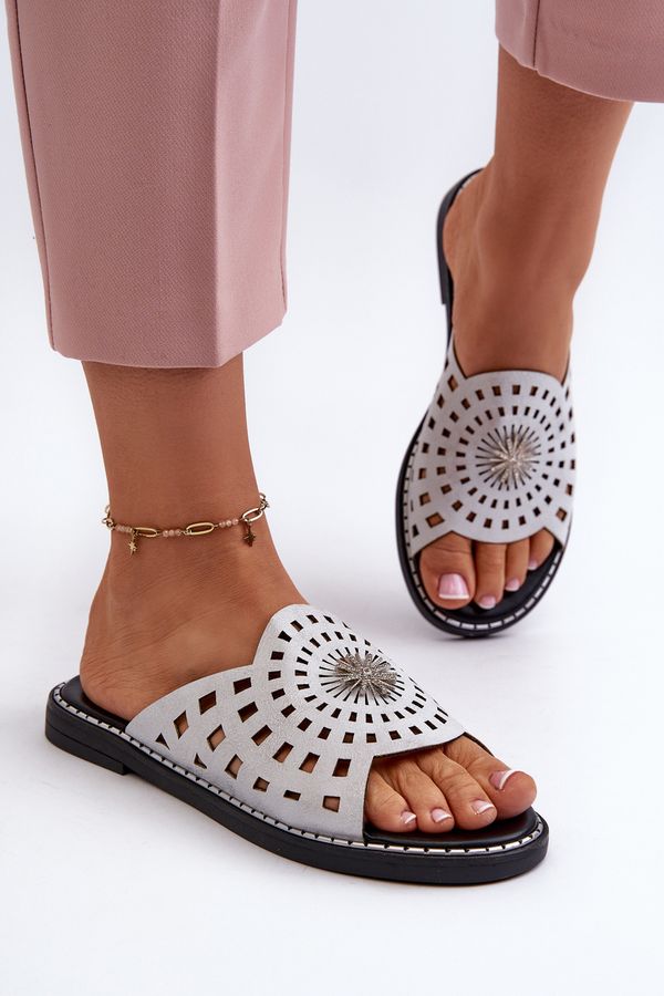 PE2 PE2 Блестящи дамски равни сандали със сребърен орнамент Ebirena