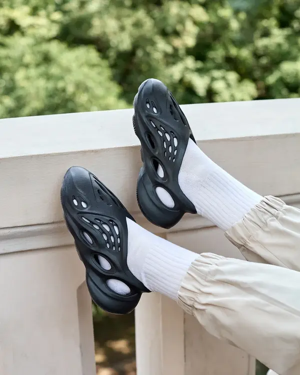 Resti Resti Black women's sports shoes with cutouts Loydi