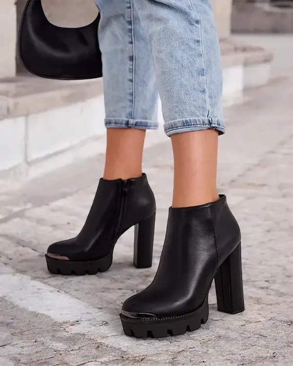 Resti Resti Women's boots on a post Oveneb