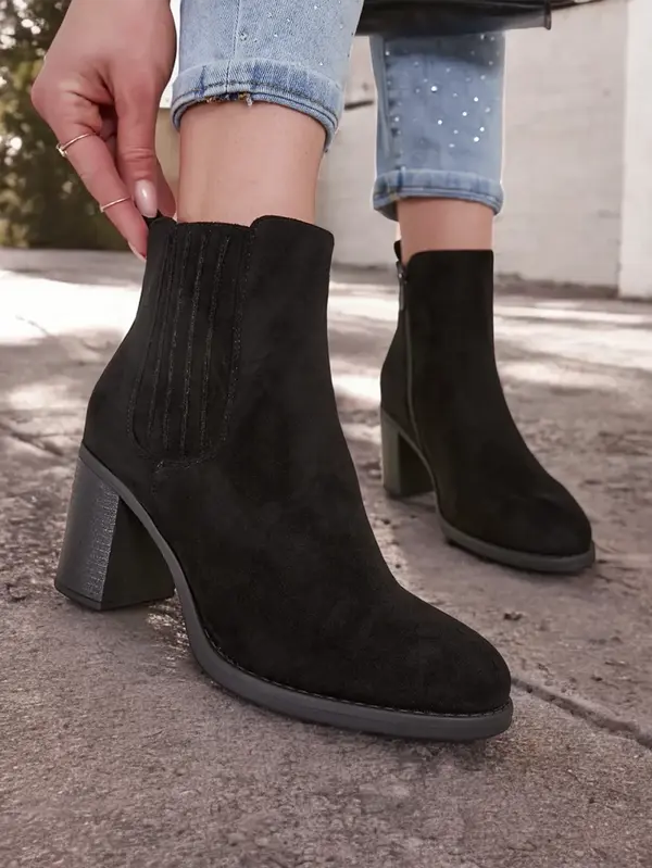 Resti Resti women's boots on a post Tomino