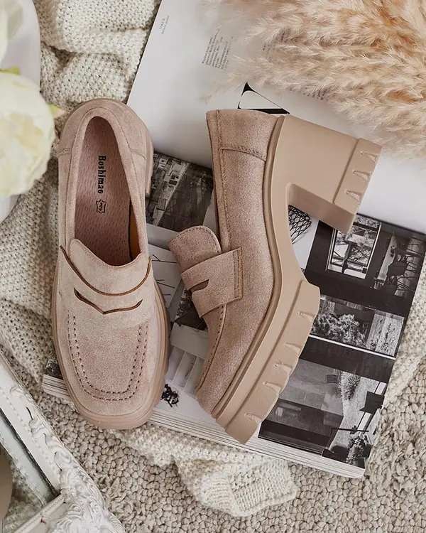 Resti Resti Women's moccasins on a post Narvoti