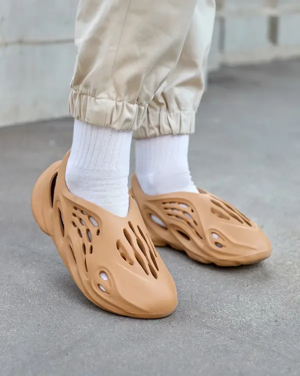 Resti Resti Women's sports shoes with cutouts in camel Loydi