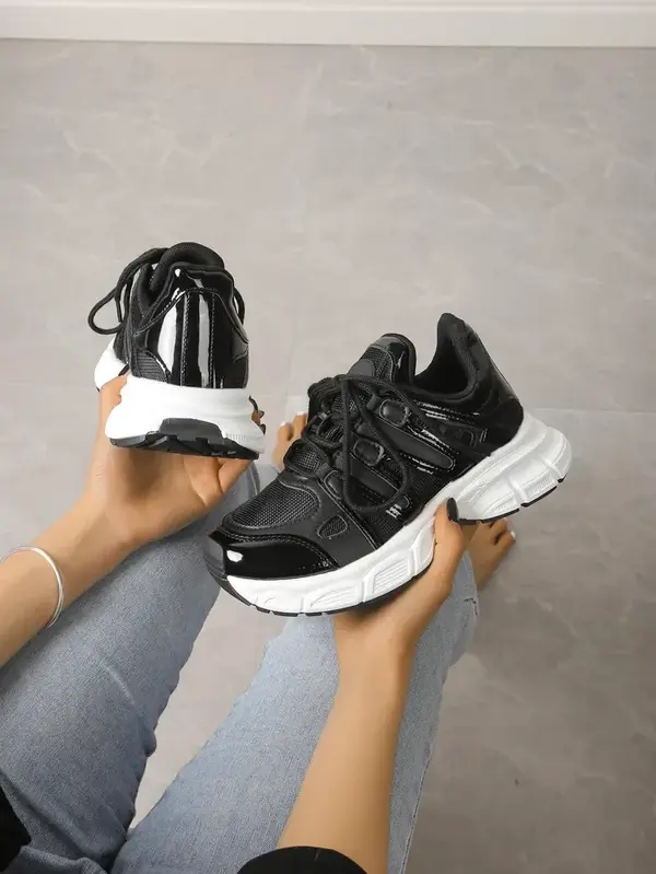 Resti Resti Women's sporty sneakers on a thicker sole Loness