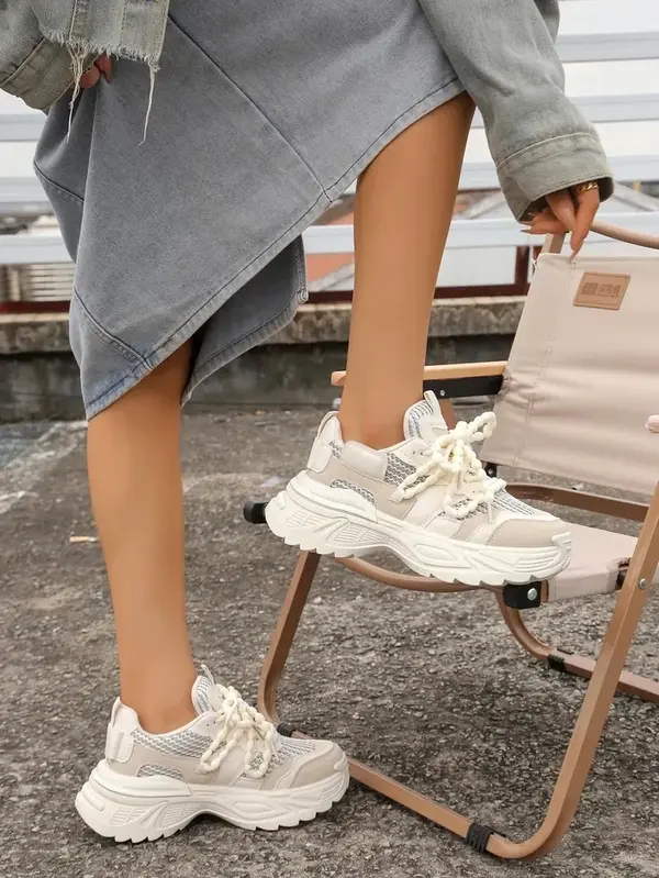 Resti Resti Women's sporty sneakers on a thicker sole Loness