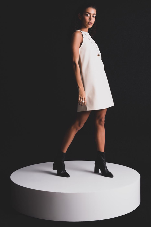 Fashionhunters Рокля Ecru BSL, изработена от еко кожа