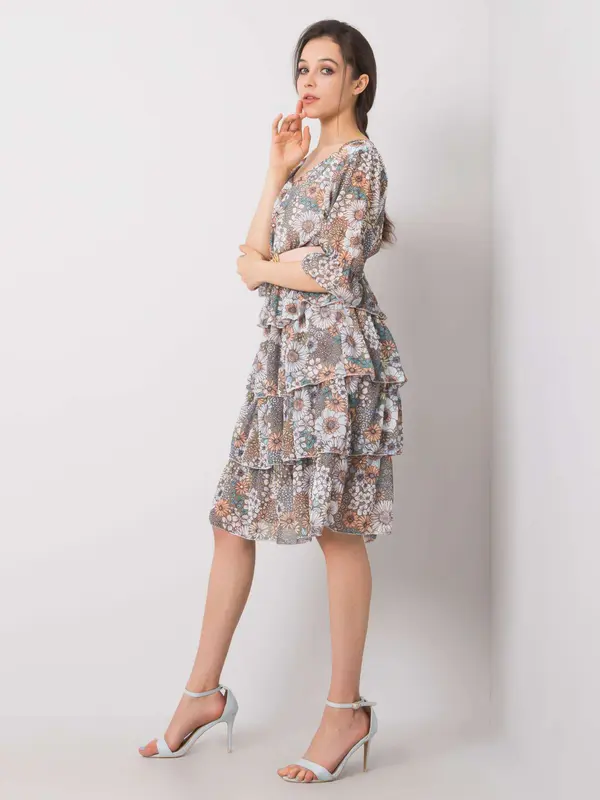 Fashionhunters Рокля в цвят каки с флорални мотиви
