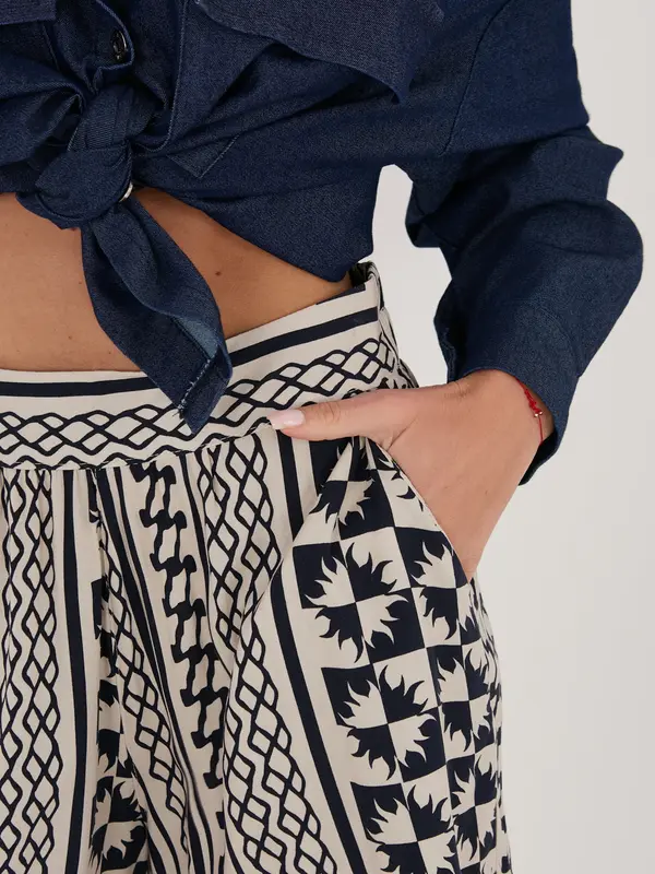 Sublevel Шорти от вискоза с шарки в синьо