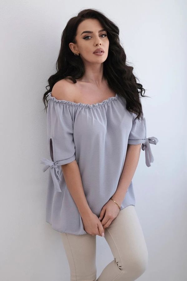 Włoski Spanish blouse with a tie on the sleeve in gray color