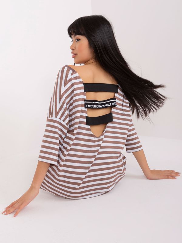 Fashionhunters Светлокафява и бяла суитчър рокля с джобове