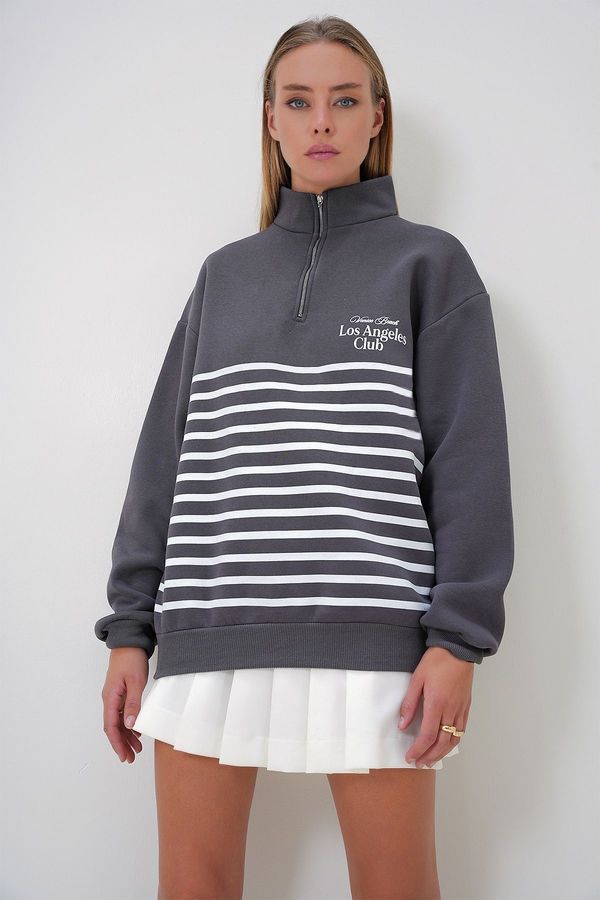 Trend Alaçatı Stili Trend Alaçatı Stili Women's Anthracite Printed Zippered Sweatshirt with Raised Interior