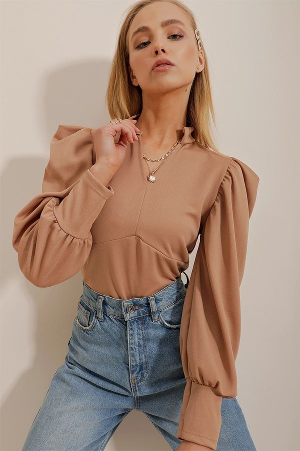 Trend Alaçatı Stili Trend Alaçatı Stili Women's Beige Full Collar Princess Sleeve Woven Crop Blouse