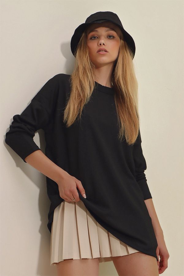 Trend Alaçatı Stili Trend Alaçatı Stili Women's Black Crew-neck Basic Seasonal Oversize Blouse with slits in the sides