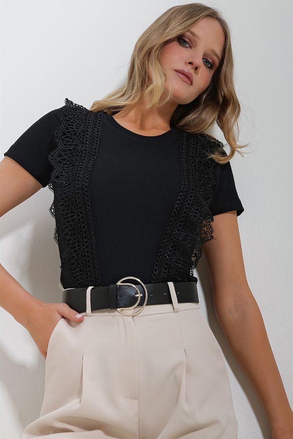 Trend Alaçatı Stili Trend Alaçatı Stili Women's Black Crew Neck Guipure Detailed Blouse