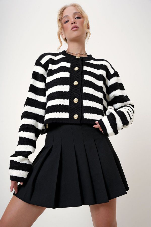 Trend Alaçatı Stili Trend Alaçatı Stili Women's Black Crew Neck Striped Gold Buttoned Knitted Sweater Cardigan