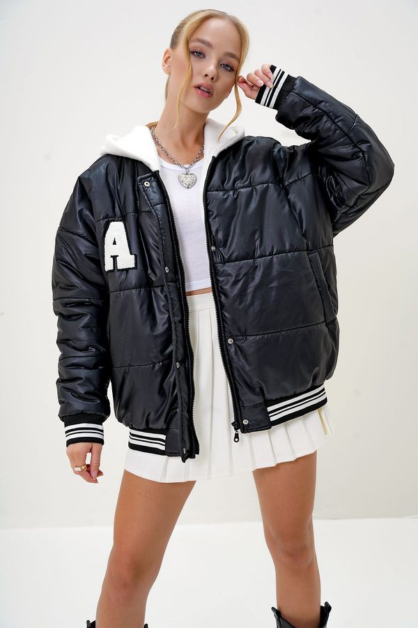 Trend Alaçatı Stili Trend Alaçatı Stili Women's Black Hooded Puffer Coat with Emblem Detail