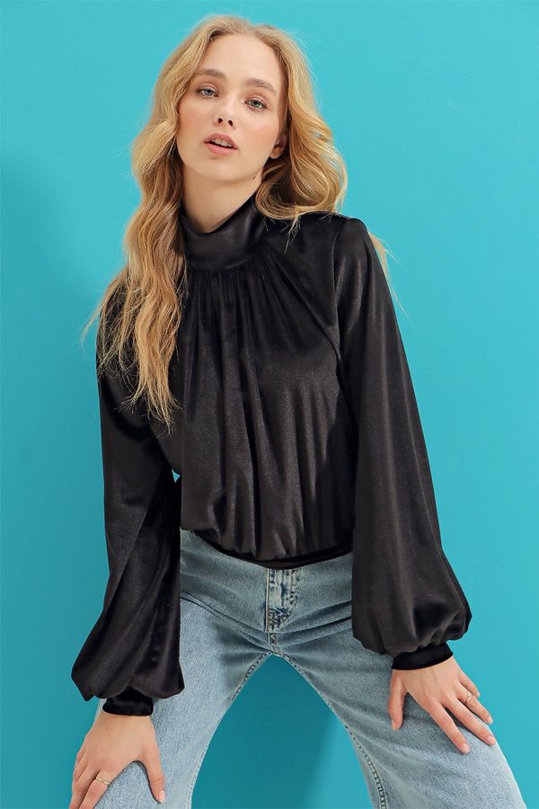Trend Alaçatı Stili Trend Alaçatı Stili Women's Black Stand-Up Collar Velvet Blouse with Smocking Detail in the Front