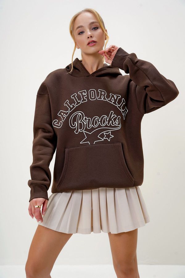 Trend Alaçatı Stili Trend Alaçatı Stili Women's Brown Hooded Kangaroo Pocket Front Text Printed Three Thread Raised Sweatshirt
