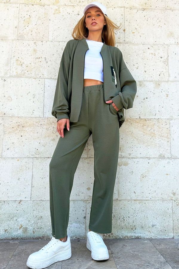 Trend Alaçatı Stili Trend Alaçatı Stili Women's Khaki Emblem Detailed Zippered Sweatshirt and Trousers Top and Bottom Set