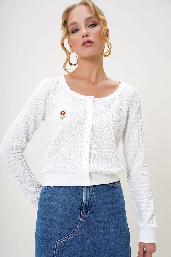 Trend Alaçatı Stili Trend Alaçatı Stili Women's White Crew Neck Floral Motif Seersucker Fabric Button up Blouse