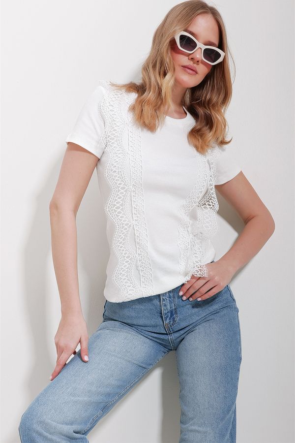 Trend Alaçatı Stili Trend Alaçatı Stili Women's White Crew Neck Guipure Detailed Blouse