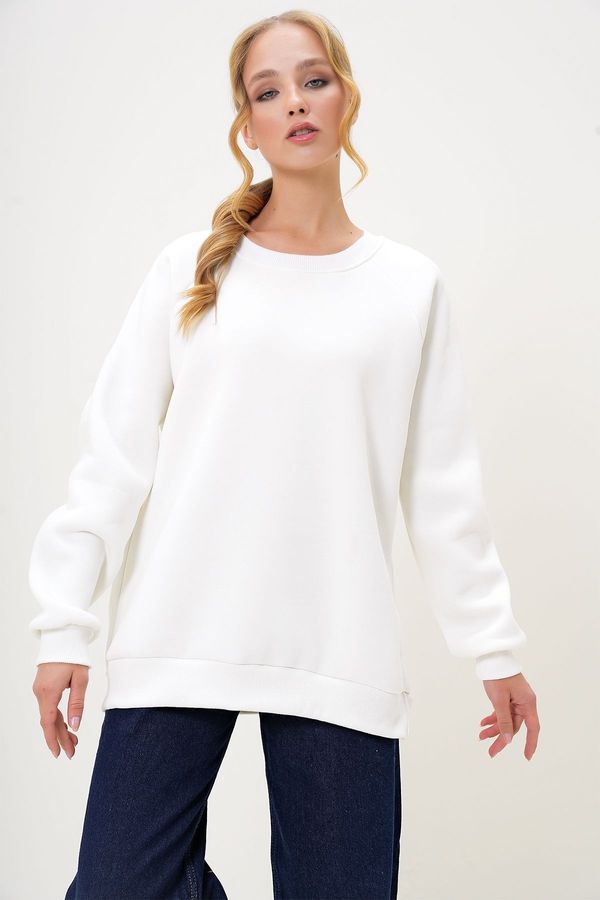 Trend Alaçatı Stili Trend Alaçatı Stili Women's White Crew Neck Raglan Sleeve Three Thread Raised Basic Sweatshirt