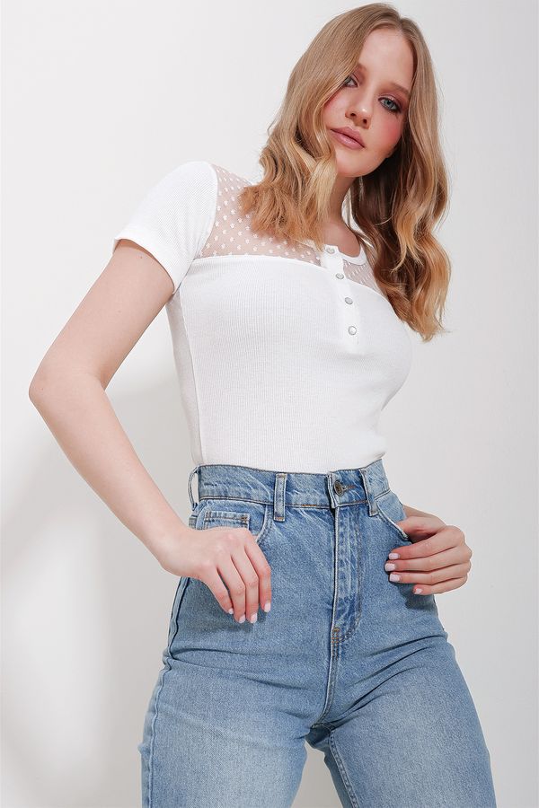 Trend Alaçatı Stili Trend Alaçatı Stili Women's White Crew Neck Tulle Detailed Snap Closure Blouse